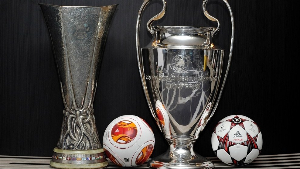 As taças da Liga Europa, à esquerda, e da Liga dos Campeões da Europa, à direita