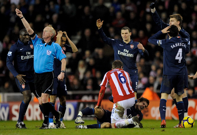 Whelan, do Stoke, tenta acalmar o galês Aaron Ramsey (foto Getty Images)