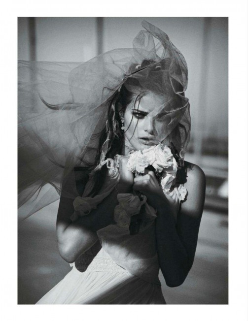 Isabeli Fontana feat. Vogue Paris de abril by Peter Lindbergh