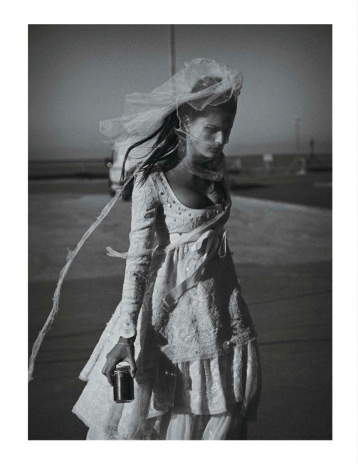 Isabeli Fontana feat. Vogue Paris de abril by Peter Lindbergh