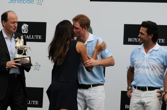 Fernanda Motta entrega prêmio ao príncipe Harry