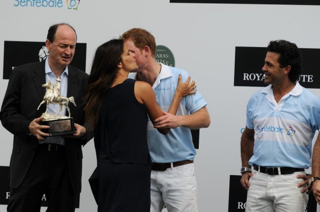 Fernanda Motta entrega prêmio ao príncipe Harry