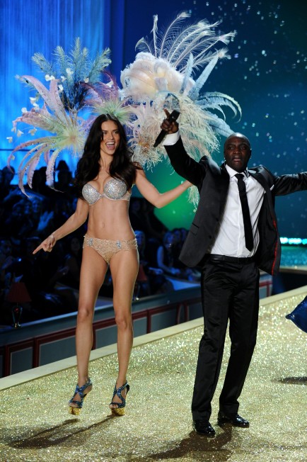 Adriana Lima e Akon no desfile da Victoria's Secret 2010
