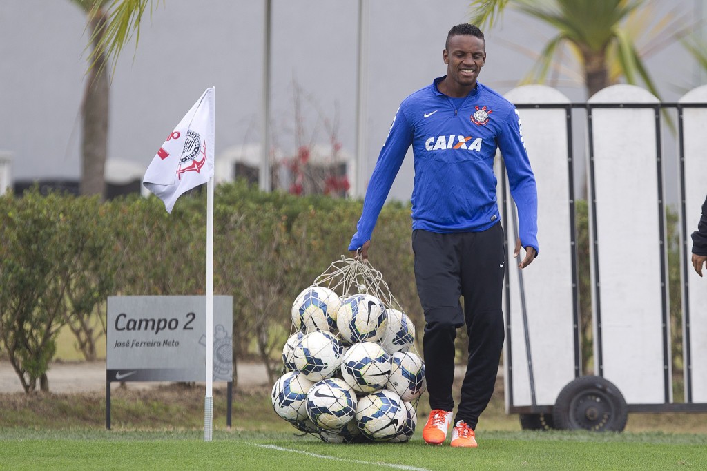 Venda de Cleber por R$ 10,5 milhões gera revolta em conselheiros e diretores Corinthianos