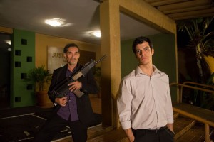 Chico Diaz, como o antagonista Gomez, e Mateus Solano, na pele do Juiz Vitor, estrelam o filme "Em nome da Lei" (foto: divulgação)