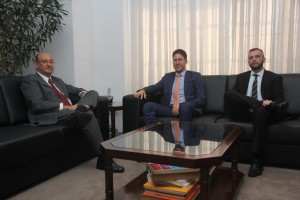(à esq). Procurador de Justiça Gianpaolo Smanio e representantes da AAJUMP, Vinicius Mendes e Mauricio Maraldi