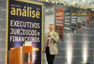 O jornalista Eduardo Oinegue apresentou a trajetória dos dez anos do anuário Executivos Jurídicos e Financeiros. (crédito: Raul Júnior/Análise Editorial)