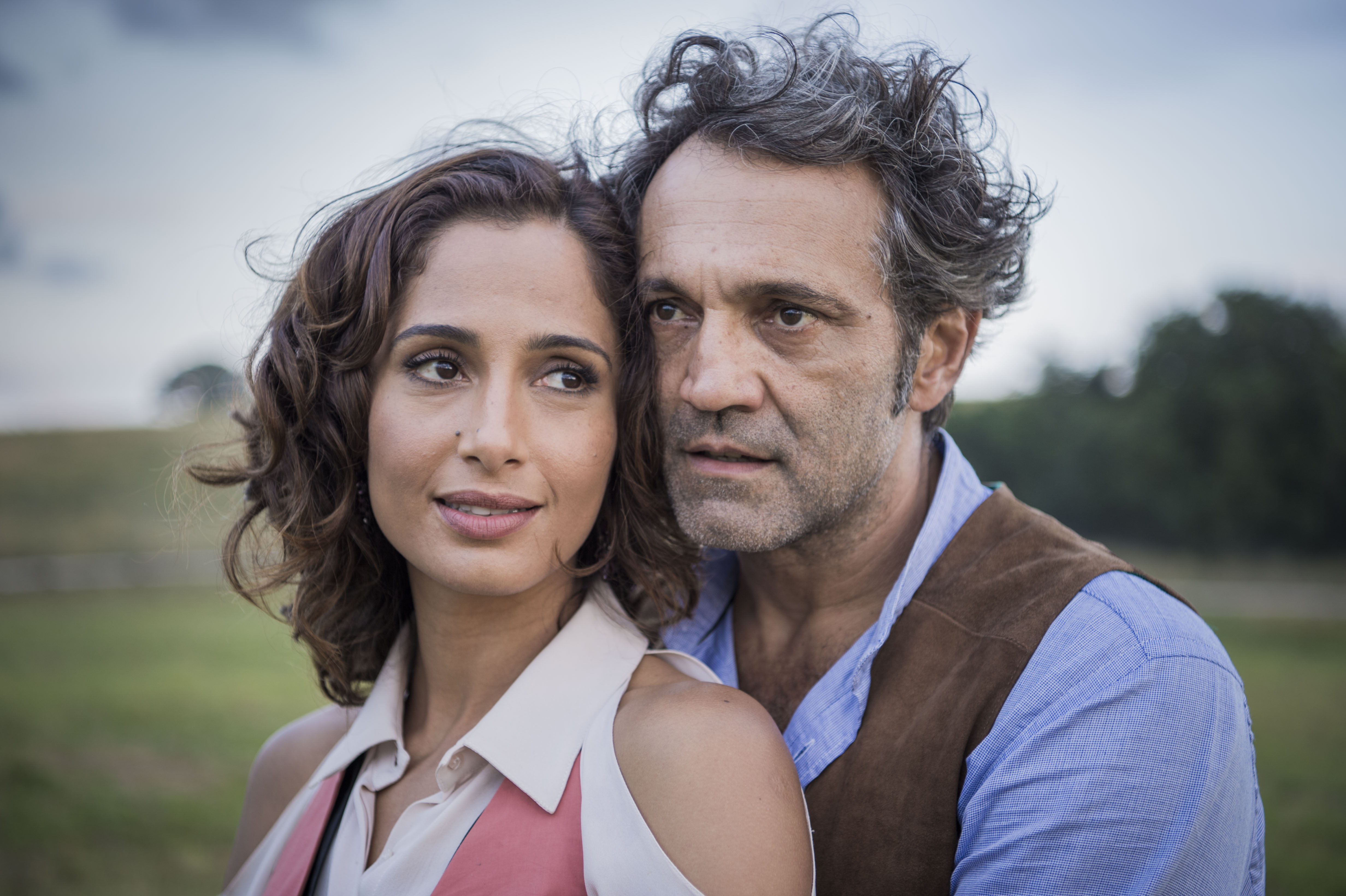 Tereza (Camila Pitanga ) e Santo (Domingos Montagner), um dos casais lentos da trama (Fotos: Divulgação/Globo)