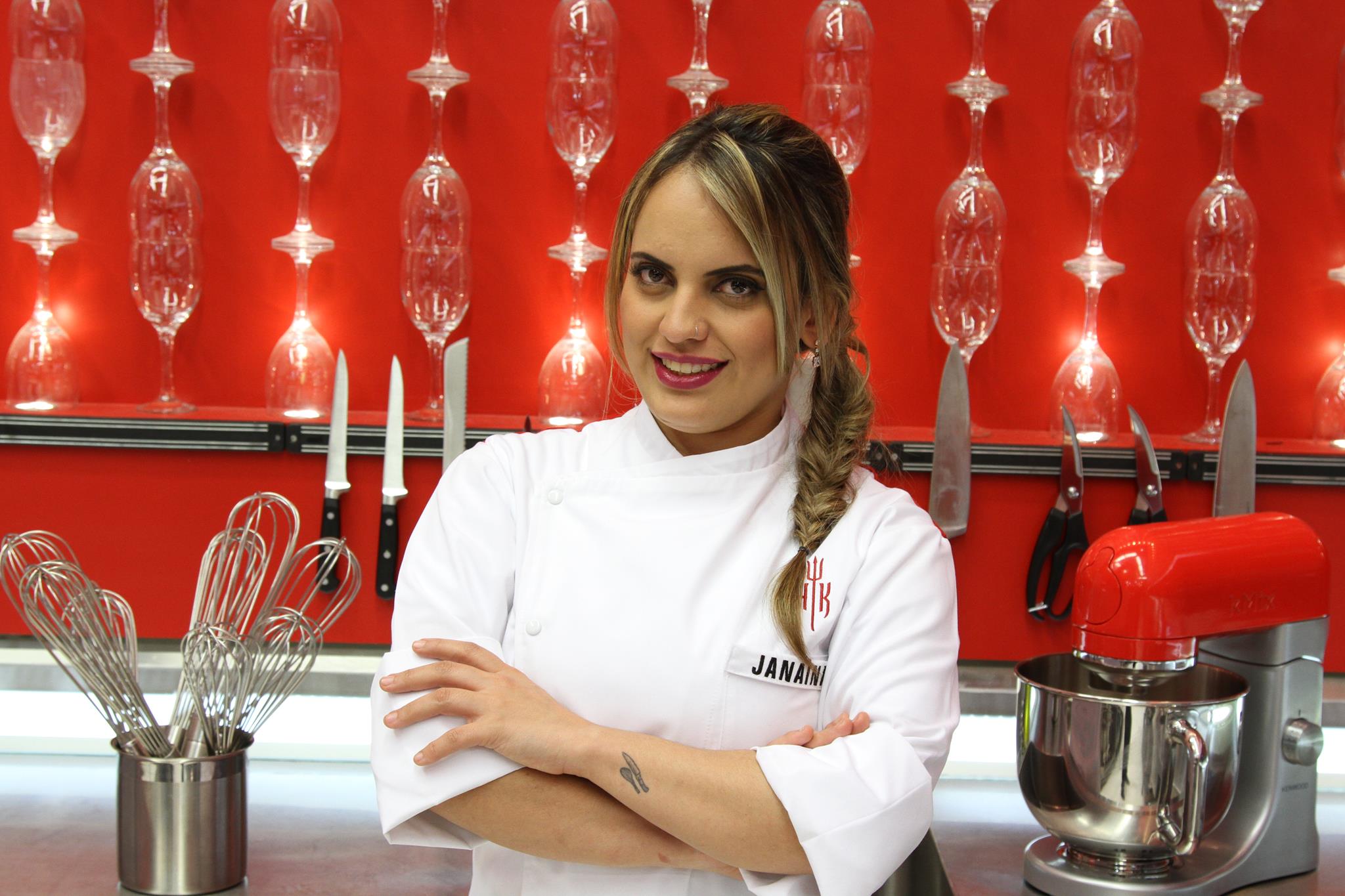 A mineira Janaina trabalhou em vários restaurantes renomados de Belo Horizonte e diz saber enfrentar grupos de homens que a veem com preconceito por ser mulher. É formada em gastronomia e técnica de alimentos e nutrição