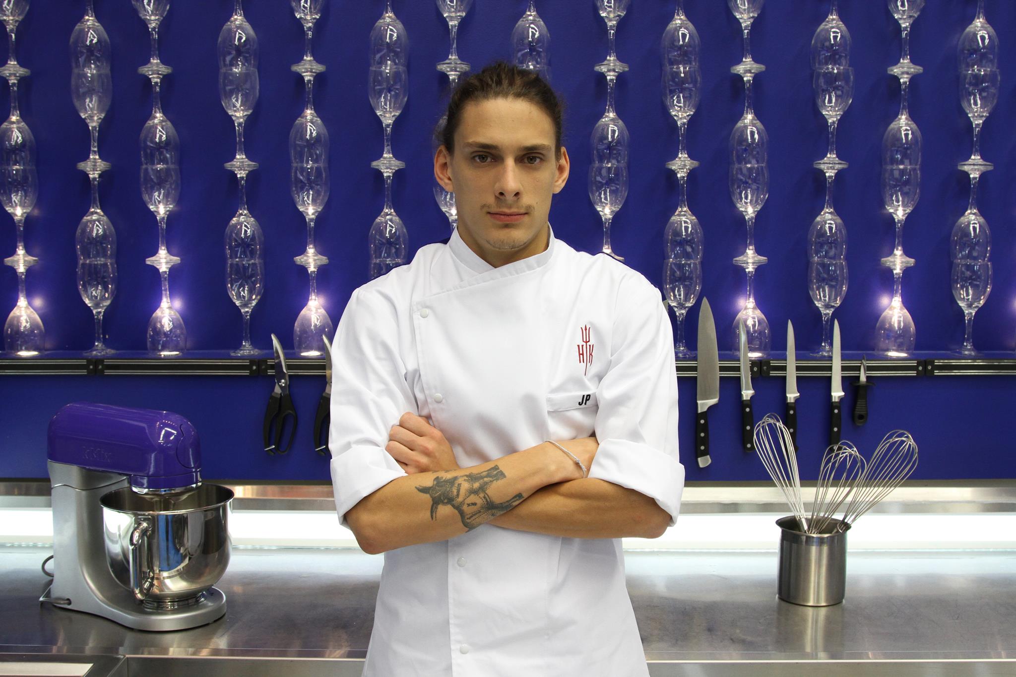 JP tentou fazer quatro faculdades, mas não concluiu nenhuma e se encontrou na gastronomia. Fez estágio com chefs famosos, possui uma empresa de eventos e trabalha em uma hamburgueria gourmet em São Paulo