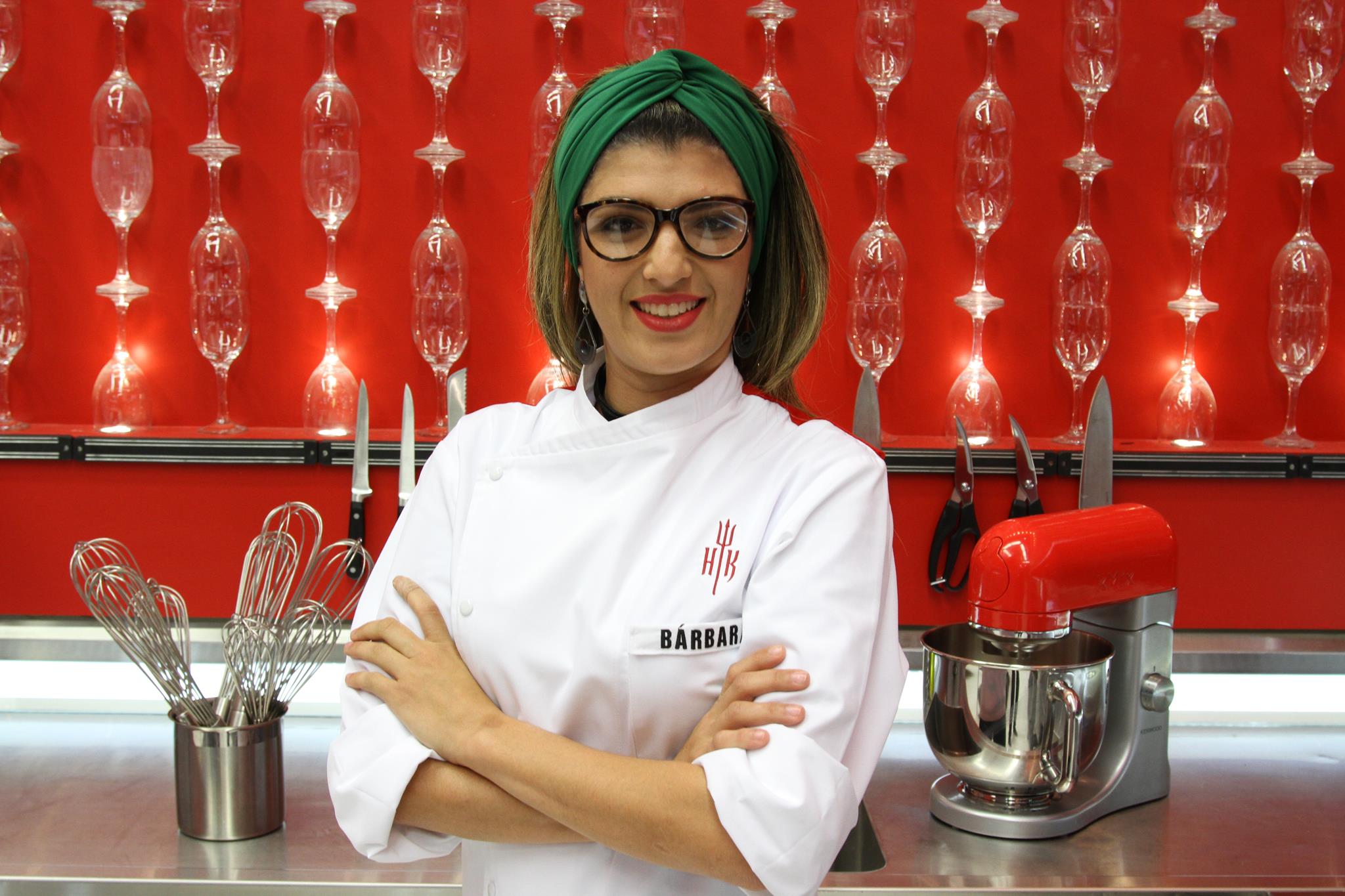 Divorciada e mãe de quatro filhos, Bárbara viu um deles morrer recém-nascido e descobriu através da gastronomia como se sentir bem. Estuda gastronomia, se diz apaixonada por frutos do mar e fez estágios em restaurantes dessa área