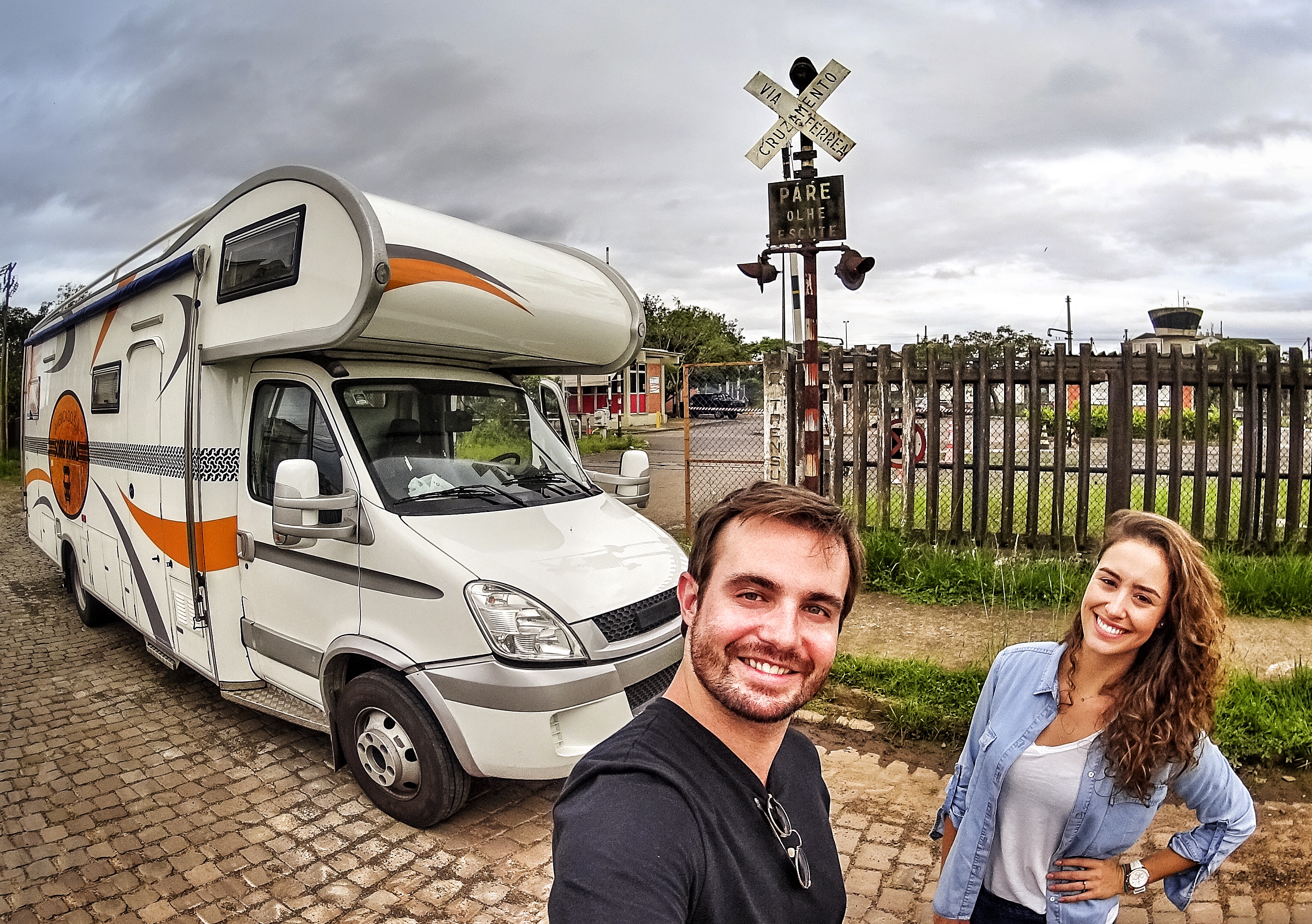 Max Fercondini e Amanda Richter a bordo do motorhome (Fotos: Divulgação/Globo)