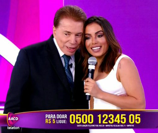 Silvio Santos dividiu o palco com Anitta (Reprodução/Twitter)