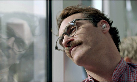 Joaquin Phoenix no filme "Ela": o escritor solitário ouve (e ama) Samantha, um sistema operacional