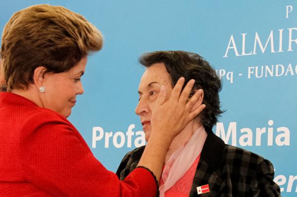 A presidente Dilma Rousseff entrega Prêmio Almirante Álvaro Alberto para Ciência e Tecnologia à professora Maria da Conceição Tavares: "Parece que tudo se esvai no arroz com feijão"