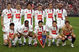 O Lyon da final da Copa da França de 2007-08, com Juninho Pernambucano de capitão, Fred, Benzema e cia. Juni foi o símbolo do heptacampeão, estando presente em todas as conquistas.