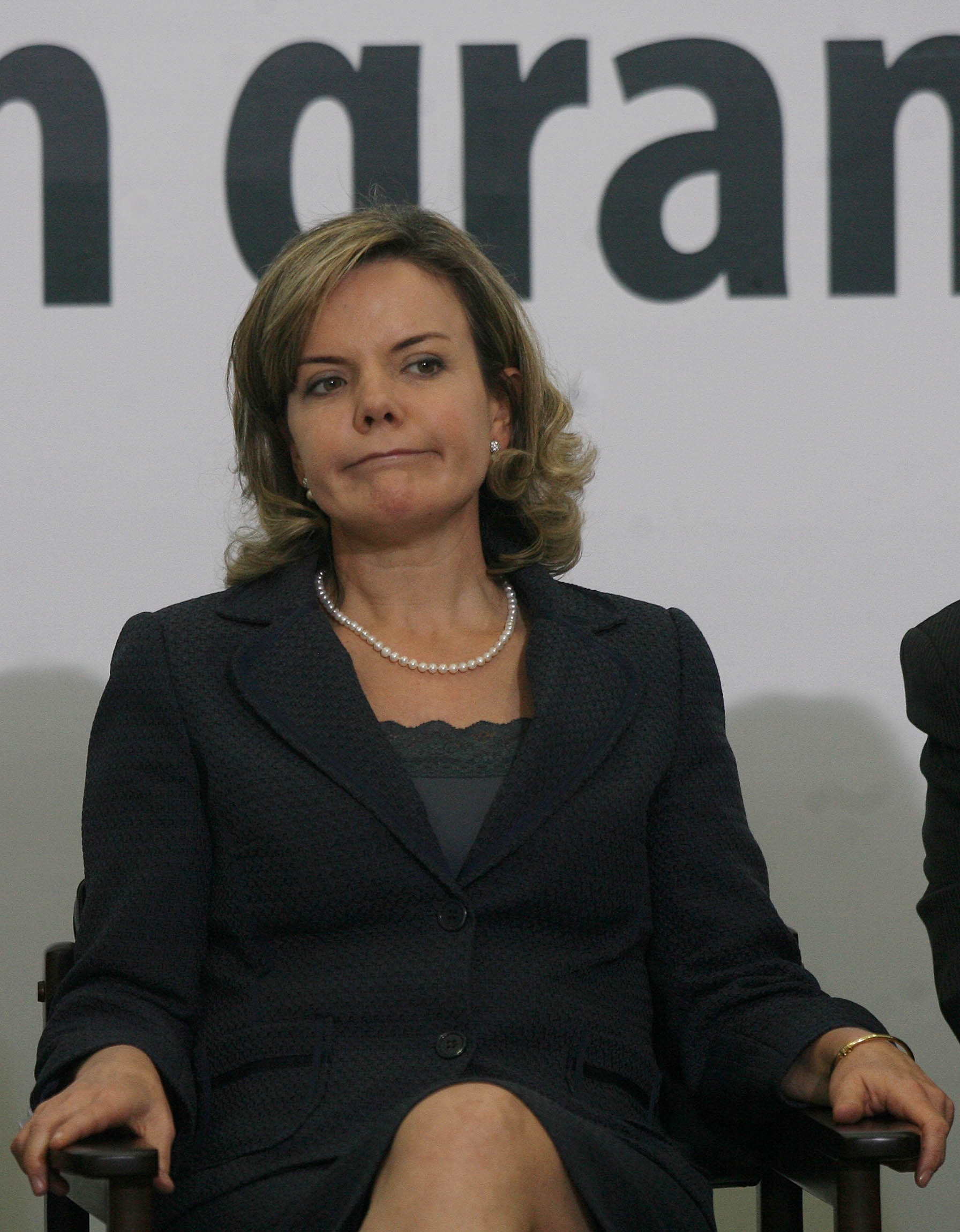 Gleisi esperneia, sapateia e reclama no STF