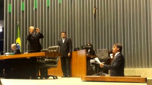 Eduardo Bolsonaro (PSC-SP) acompanha o pai, Jair Bolsonaro (PP-RJ), pelo Congresso Nacional. (Foto: Mel Bleil Gallo / iG Brasília)