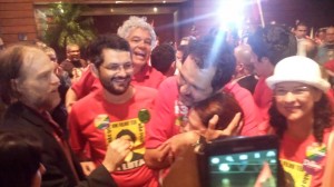 O atual governador Agnelo Queiroz (PT-DF) foi consolado pela militância petista.