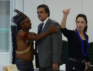 O cacique Marcos Xucurú, o ministro da Justiça, José Eduardo Cardozo, e a ex-presidente interina da Funai, Maria Augusta Assirati. (Foto: José Cruz / Agência Brasil)