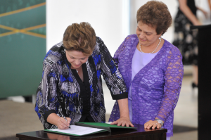 A presidente Dilma Rousseff e a ministra de Políticas para Mulheres, Eleonora Menicucci. (Foto: Agência Brasil)