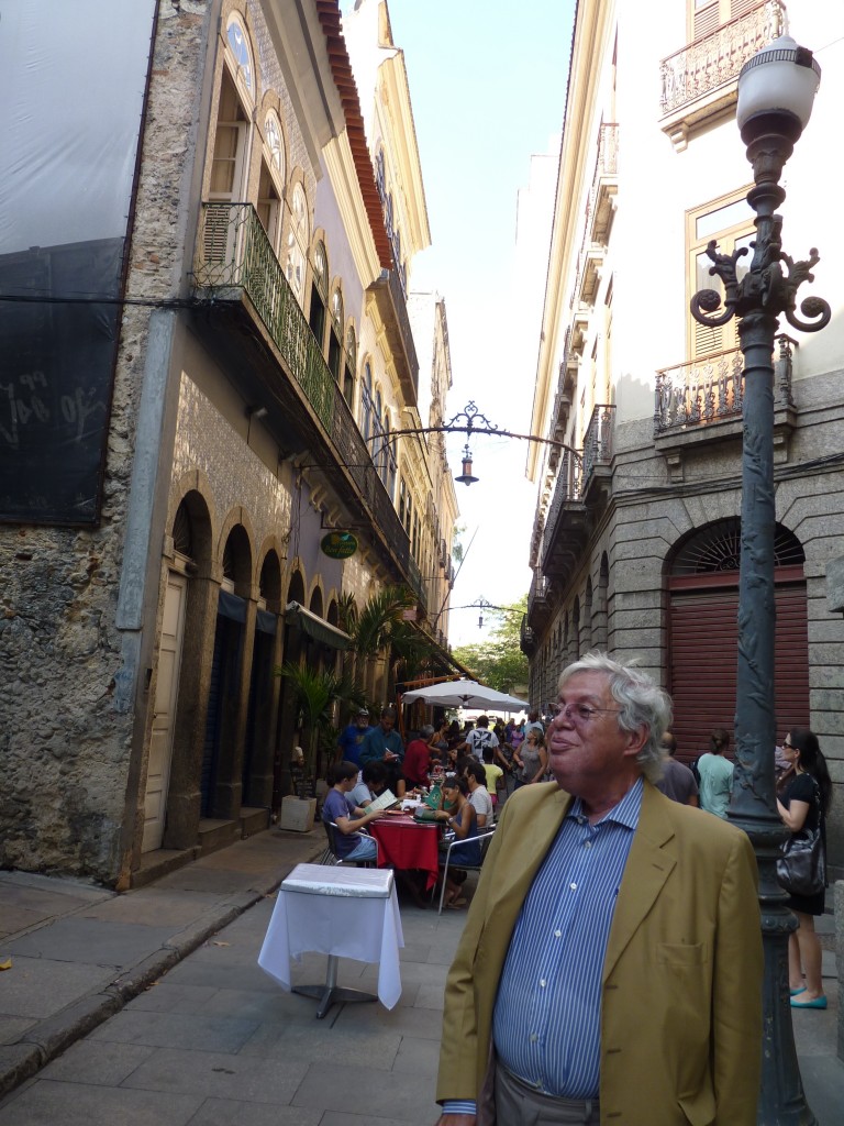 Carlos Lessa na rua do Mercado, onde restaurou sobrados antigos Carlos Lessa na rua do Mercado, onde restaurou sobrados antigos (foto: divulgação)