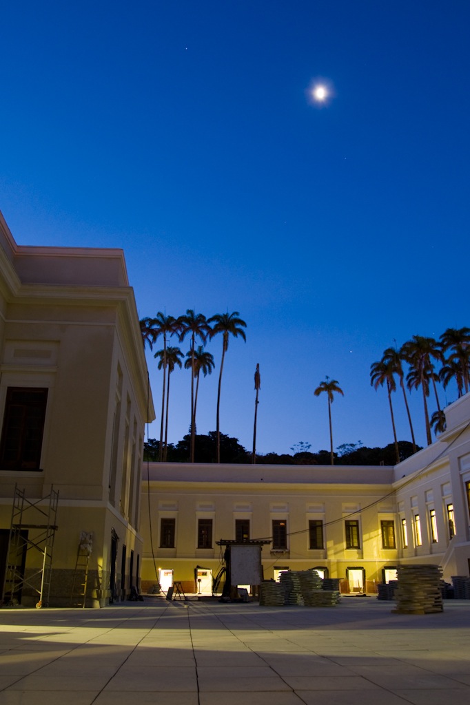 O pátio interno da Casa Daros iluminado (foto: Fábio Caffé/Divulgação) O pátio interno da Casa Daros iluminado (foto: Fábio Caffé/Divulgação)