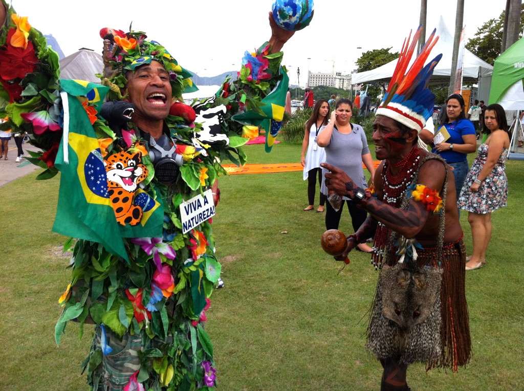 José Geraldo da Silva, com sua fantasia "Amar a natureza faz bem ao coração", dança com Raimundo Ambrósio Nascimento José Geraldo da Silva, com sua fantasia "Amar a natureza faz bem ao coração", dança com Raimundo Ambrósio Nascimento