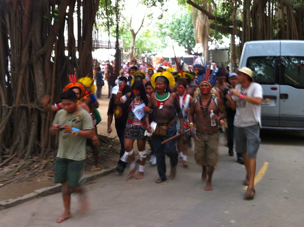 O cacique Raoni, ao centro, lidera uma manifestação contra a usina de Belo Monte (foto: Luiz Antonio Ryff) O cacique Raoni, ao centro, lidera uma manifestação contra a usina de Belo Monte (foto: Luiz Antonio Ryff)