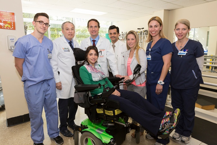 Laís Souza, ao lado dos médicos e fisioterapeutas, no hospítal da Universidade de Miami