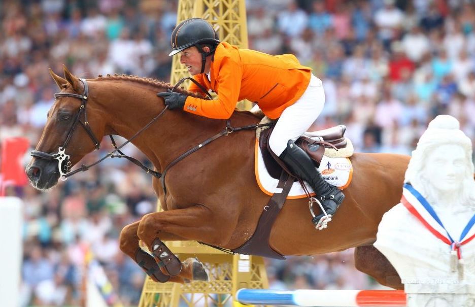 Cavaleiro holandês Gerco Schroder salta durante a final da prova de saltos nos Jogos Mundiais Equestres