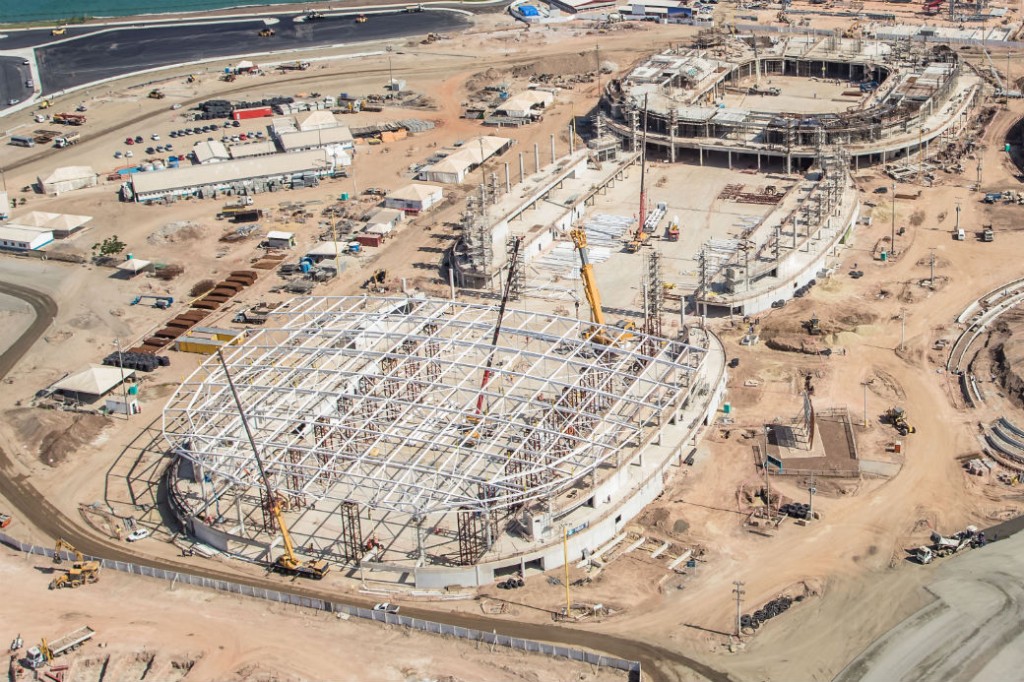 Imagem aérea das obras das Arenas Cariocas. A Arena 3 já tem a estrutura metálica do teto finalizada (Foto: Renato Sette Camara/EOM)